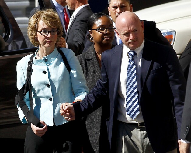 Voormalig Democratisch Congreslid Gabrielle Giffords, die de aanslag overleefde, woonde de rechtszaak bij met haar man Mark Kelly.
