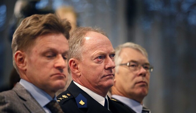 De Harense burgemeester Rob Bats (L) en politiecommissaris Oscar Dros (C).