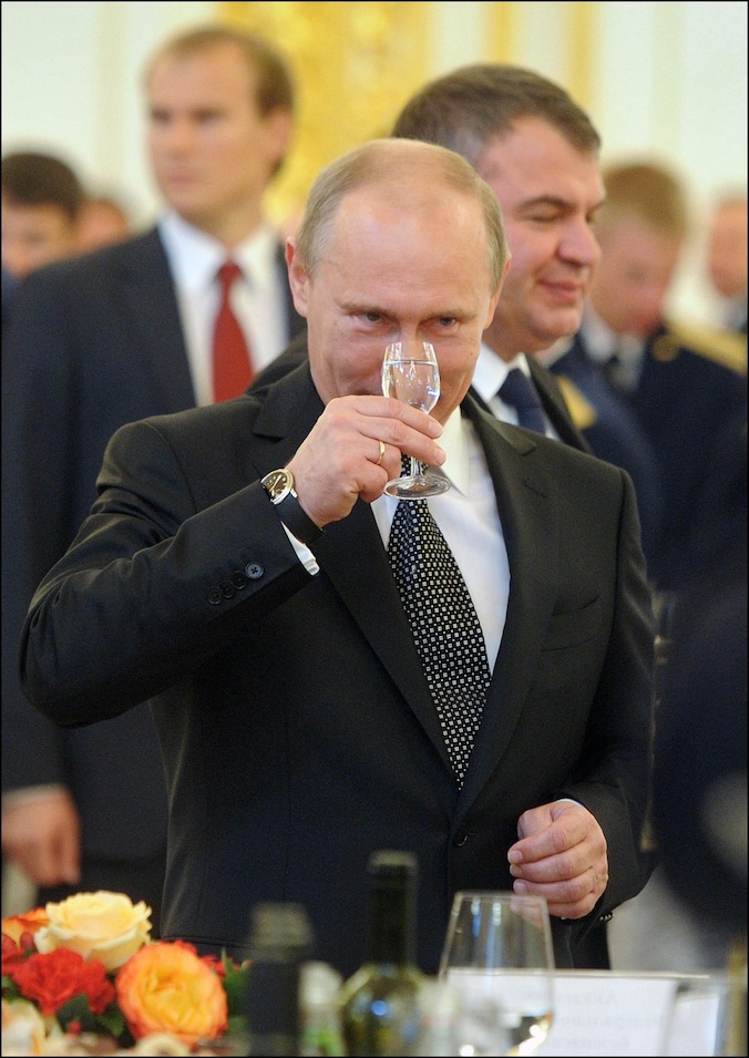 President Poetin met een glas wodka