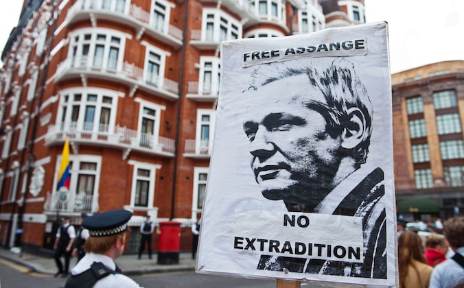 Protest bij de Ecuadoraanse ambassade in Londen.