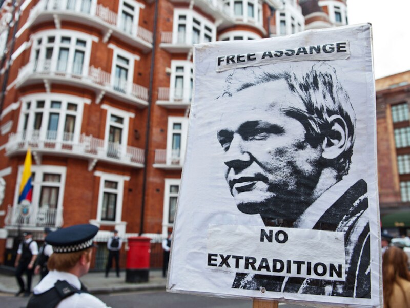 Protest bij de Ecuadoraanse ambassade in Londen.
