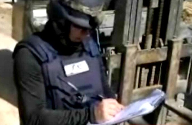 Een chemische wapenexpert in een productiefaciliteit in Syrië.