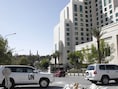 VN-wagens voor het Four Seasons-hotel in Damascus, waar een team van het OPCW toeziet op de vernietiging van het Syrische chemische wapenarsenaal.
