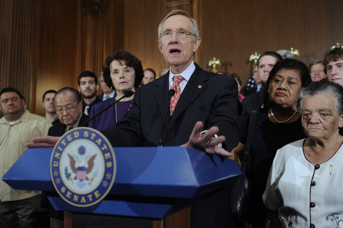 Het plan van senaatsvoorzitter Harry Reid (midden) overleefde de stemming niet.