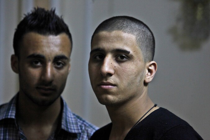 Rechts Ayman al-Sayed (19), een van de kaalgeschoren jongeren. Links zijn vriend Mohammed Hanouna, die niet werd opgepakt, maar met het gel in zijn kapsel een mogelijk doelwit van een politieactie zou kunnen zijn.