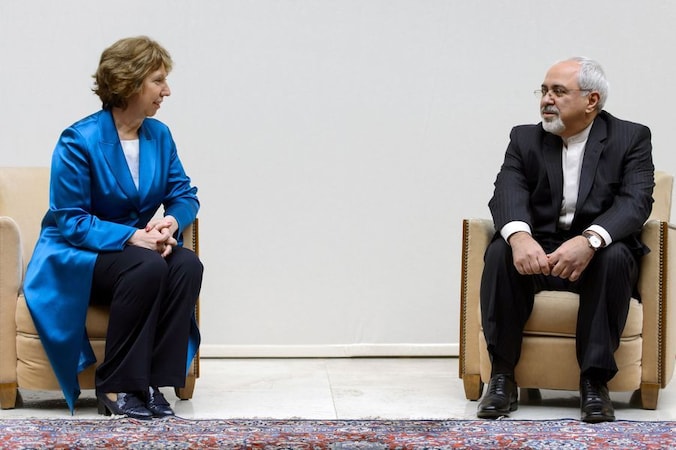 Hoge vertegenwoordiger voor Buitenlandse Zaken van de Europese Unie Catherine Ashton spreekt met de Iraanse minister van Buitenlandse Zaken Javad Zarif.