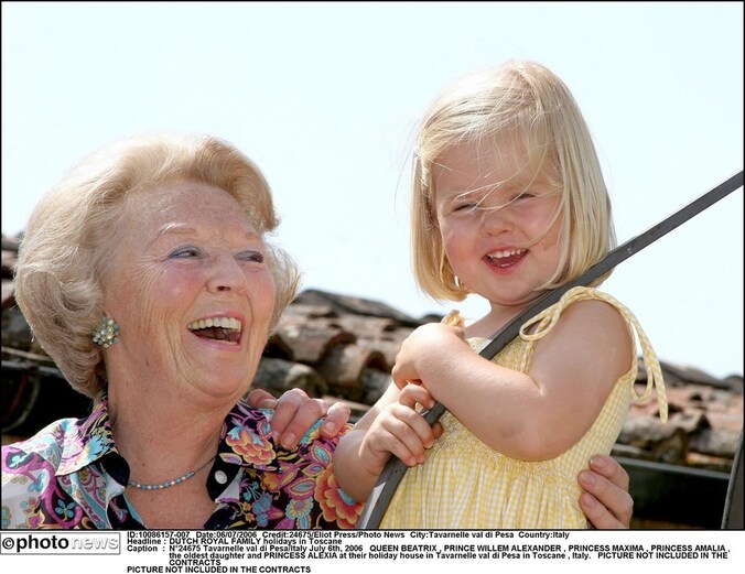Beatrix met Amalia in 2006.