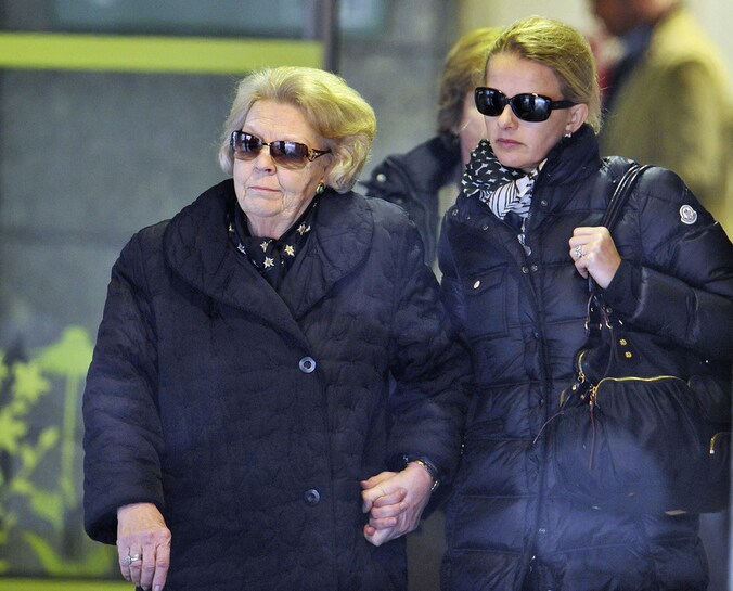 Hand in hand verlaten koningin Beatrix en prinses Mabel het ziekenhuis.