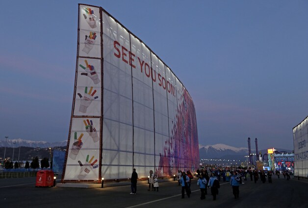Mensen op weg naar de openingsceremonie in Sochi.