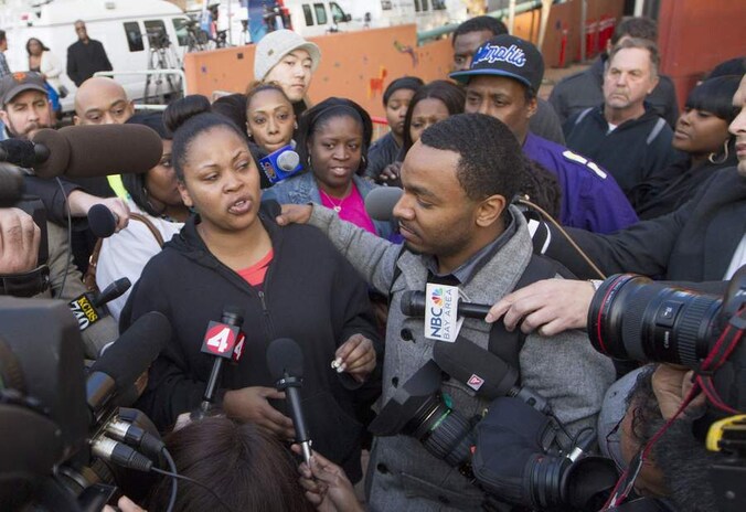 Nailah Winkfield, de moeder van de 13-jarige Jahi McMath, staat de pers te woord.