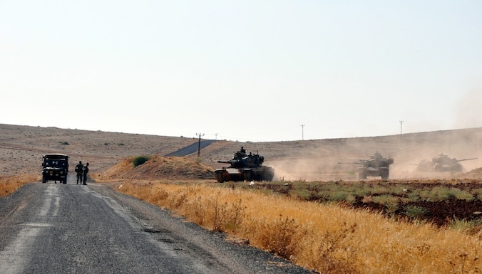 Turkse soldaten patrouilleren langs de Syrische grens in de Turkse stad Sanliurfa.