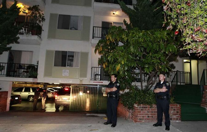 Agenten bewaken het appartementsgebouw in Santa Monica in Californië.