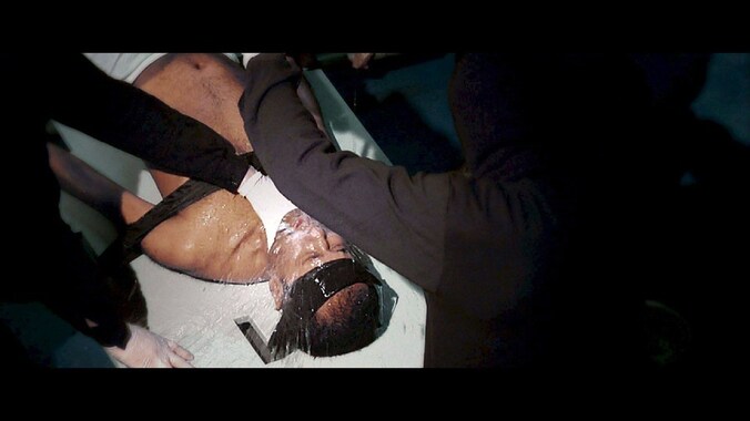 Een still van een film van Amnesty International over waterboarding.