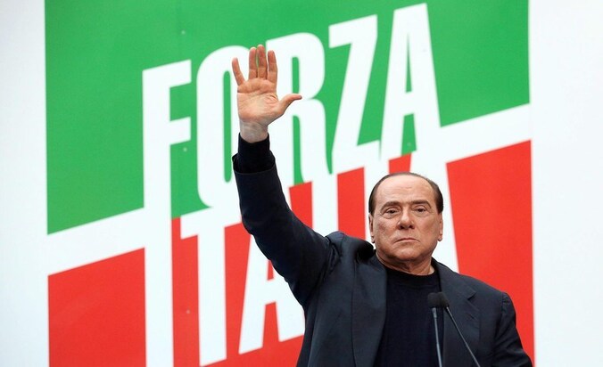 Berlusconi begroet zijn supporters.