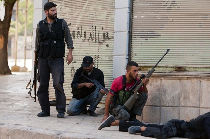 Leden van de Syrische oppositie zetten zich klaar voor een aanval op strijdmachten van president Bashar al-Assad in Aleppo.