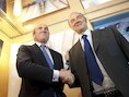 Pierre Moscovici (rechts) en Luis de Guindos (links).