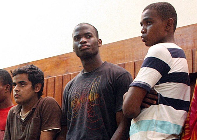 Omdat ze zich bij de islamistische groepering al-Shabaab wilden aansluiten, verschenen Michael Adebolajo (midden) en zes andere mannen in 2010 voor de rechtbank in Kenia.