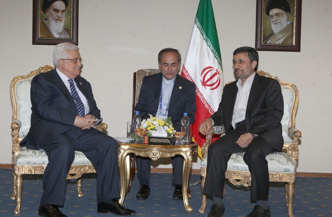 Ahmadinejad (R) ontmoette Abbas (L) gisteren in Teheran.