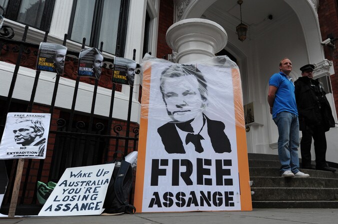 Steunbetoging voor Julian Assange aan de Ecuadoriaanse ambassade in Londen.