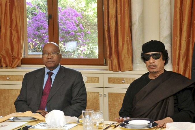 De ontmoeting van Zuma (L) met Kadhafi (R) in Tripoli.