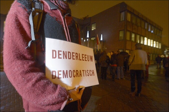 Sympathisanten van onder meer BBTK demonstreren aan het gemeentehuis van Denderleeuw tegen het doorbreken van het cordon sanitaire.