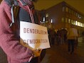 Sympathisanten van onder meer BBTK demonstreren aan het gemeentehuis van Denderleeuw tegen het doorbreken van het cordon sanitaire.
