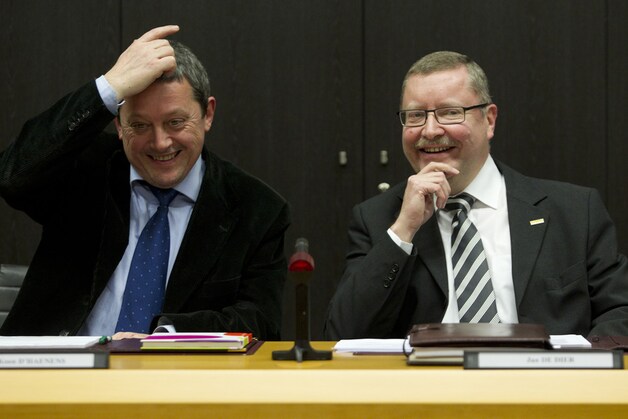 Koen D'Haenens (N-VA) en Jan De Dier (N-VA) tijdens de installatie van de gemeenteraad gisteravond.