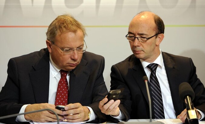 André Antoine (L), Waals minister van begroting, en Rudy Demotte (R), Waals minister-president.