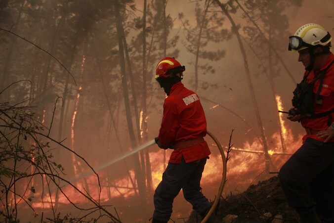 Brandweermannen proberen het vuur onder controle te krijgen in centraal Portugal.