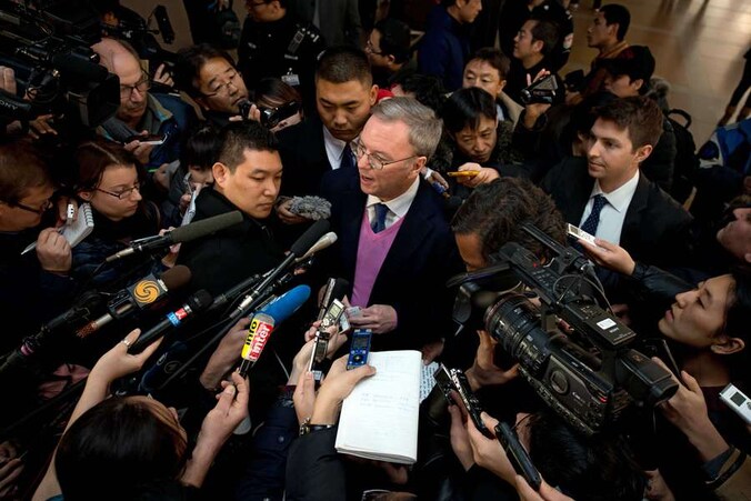 Schmidt werd na zijn landing in China overspoeld door perslui.
