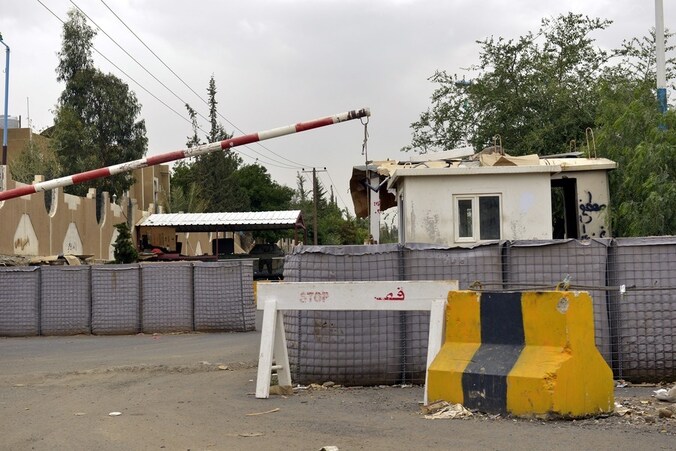 De gebarricadeerde toegang tot de Amerikaanse ambassade in Sana'a, Jemen, zaterdag.