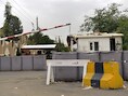 De gebarricadeerde toegang tot de Amerikaanse ambassade in Sana'a, Jemen, zaterdag.