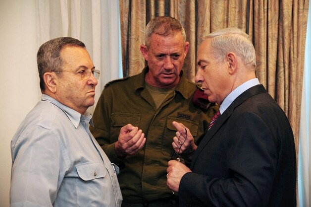 Defensieminister Ehud Barak naast de Israëlische stafchef Benny Gantz en premier Netanyahu.