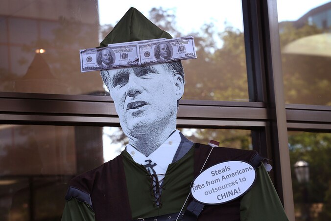 Volgens de Democraten streeft Romney, de Republikeinse presidentskandidaat, winst na, in plaats van zich het lot van Amerikaanse arbeiders aan te trekken.