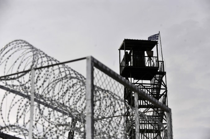 Een soldaat houdt de wacht bij een grenspost in Kastanies. (archieffoto)