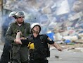 Israëlische grenspolitie vecht met traangas in Qalandia vorige week vrijdag.