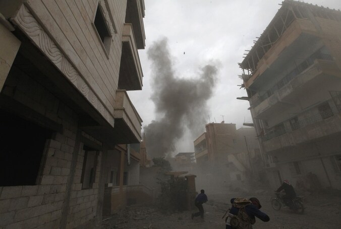 Inwoners schuilen voor een bombardement in de Syrische provincie Raqqa.