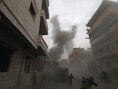 Inwoners schuilen voor een bombardement in de Syrische provincie Raqqa.