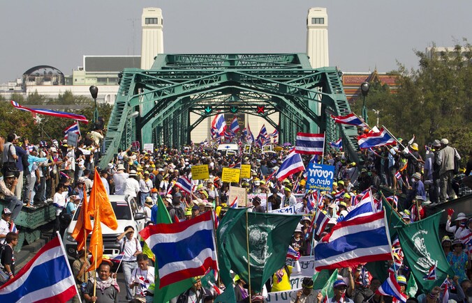 Demonstranten in Thailand lopen over de Buddhayodfah-brug voordat ze de stad stil leggen.