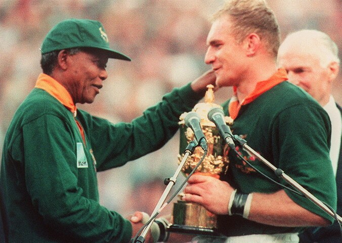 Mandela in 1995 met de Zuid-Afrikaanse rugby-aanvoerder Francois Pienaar.