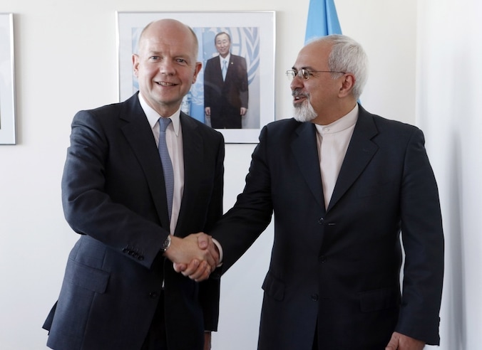De Britse minister van Buitenlandse Zaken William Hague en zijn Iraanse collega Mohammad Javad Zarif schudden elkaar de hand