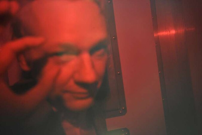 Persfotografen konden de opgepakte Julian Assange fotograferen bij zijn aankomst aan de rechtbank in Londen.