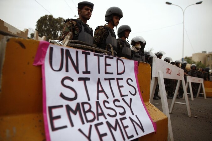 Archieffoto: oproerpolitie bij de Amerikaanse ambassade in Sana'a, Jemen, juni 2013.