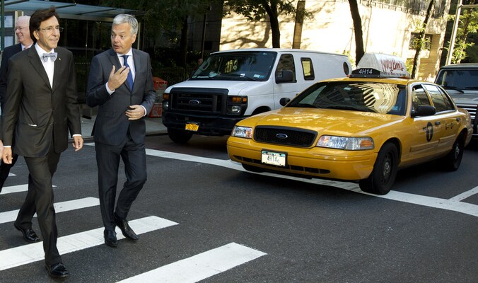 Didier Reynders (R) in gesprek met premier Elio Di Rupo (L).