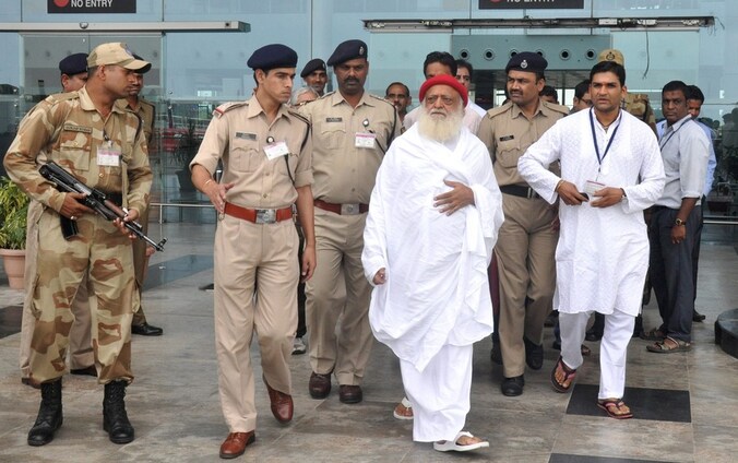 Asaram Bapu (midden).