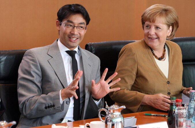 De Duitse minister van Economie Philipp Rösler (naast bondskanselier Merkel) is verheugd over de beslissing.