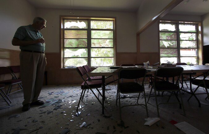 Een man overziet de schade die de explosie in een kunstmestfabriek aanrichtte in de Brethren Church in West (Texas).