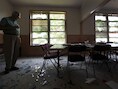Een man overziet de schade die de explosie in een kunstmestfabriek aanrichtte in de Brethren Church in West (Texas).