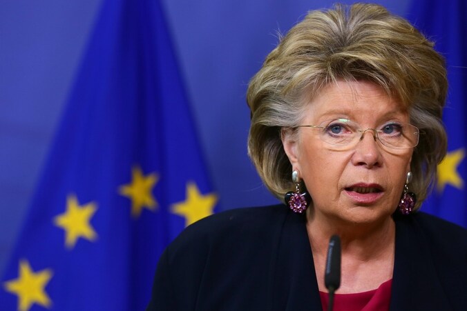 Viviane Reding vraagt Amerikaans justitieminister Eric Holder om vrijdag met antwoorden te komen op zeven vragen.