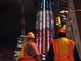1 World Trade Center, de wolkenkrabber in aanbouw op Ground Zero, is voor de herdenking van nine-eleven in de kleuren van de Amerikaanse vlag gehuld.